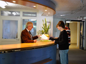 Foto einer Infothek im Finanzamt